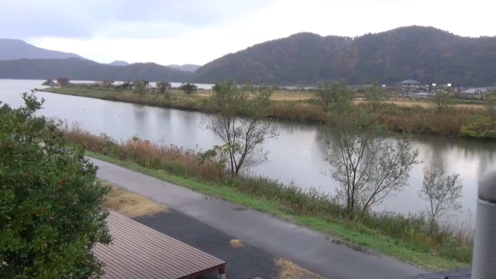 朝、窓からの景色